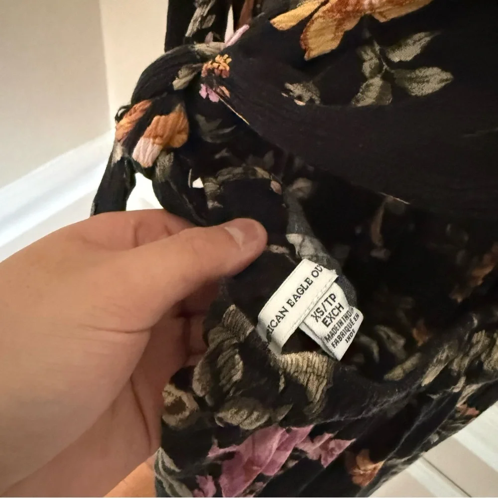 American Eagle Summer Preppy Floral Black Jumpsuit Sz XS V-Neck Tie Back Flowy - Picture 6 of 9